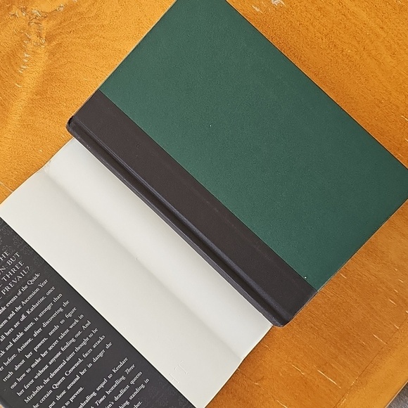 Three Dark Crowns & One Dark Throne Hardback Young Adult Books - Picture 10 of 10